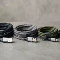Fotorealistische Studioaufnahme von Ladekabel-Set zum Thema RAVIAD USB-C auf Lightning, klare Lichtfuehrung - Foto: THN