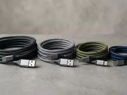 Fotorealistische Studioaufnahme von Ladekabel-Set zum Thema RAVIAD USB-C auf Lightning, klare Lichtfuehrung - Foto: THN