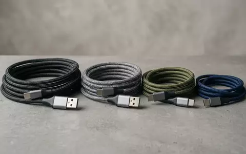 Fotorealistische Studioaufnahme von Ladekabel-Set zum Thema RAVIAD USB-C auf Lightning, klare Lichtfuehrung - Foto: THN