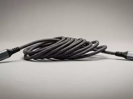Fotorealistische Studioaufnahme von Ladekabel zum Thema RAVIAD USB-C auf Lightning, klare Lichtfuehrung - Foto: THN