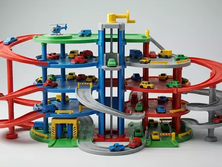 Fotorealistische Studioaufnahme von Parkturm-Spielset zum Thema Hot Wheels Ultimate Garage, klare Lichtfuehrung - Foto: THN