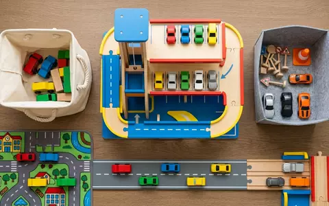 Flatlay-Arrangement rund um Parkturm-Spielset zum Thema Hot Wheels Ultimate Garage, weiches Oberlicht - Foto: THN