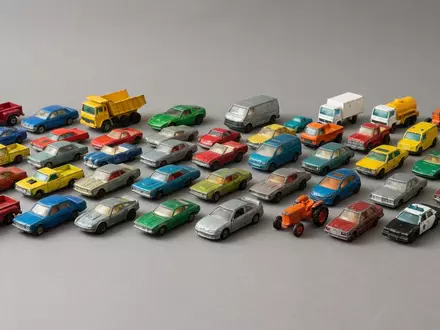 Fotorealistische Studioaufnahme von Spielzeugfahrzeuge zum Thema Hot Wheels 50-Car-Pack Fahrzeuge-Set, klare Lichtfuehrung - Foto: THN