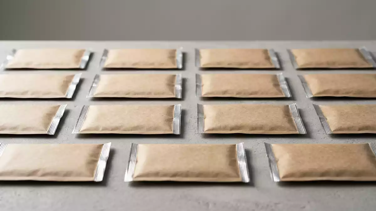 Fotorealistische Studioansicht von Saucenmischung in neutraler Produktdarstellung