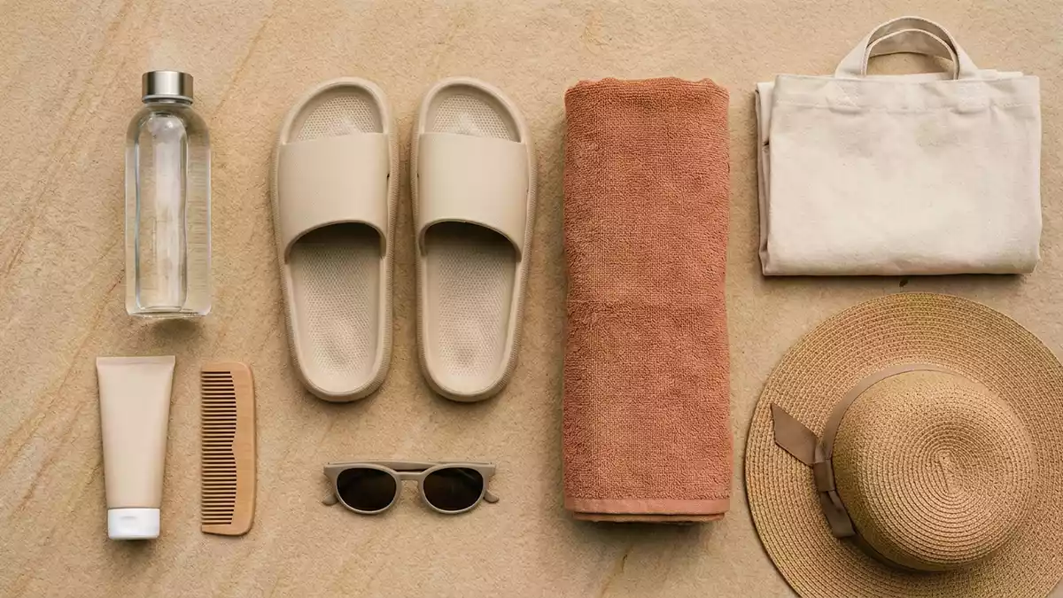Flatlay-Arrangement rund um Badeschlappen mit passenden Requisiten von oben, neutral