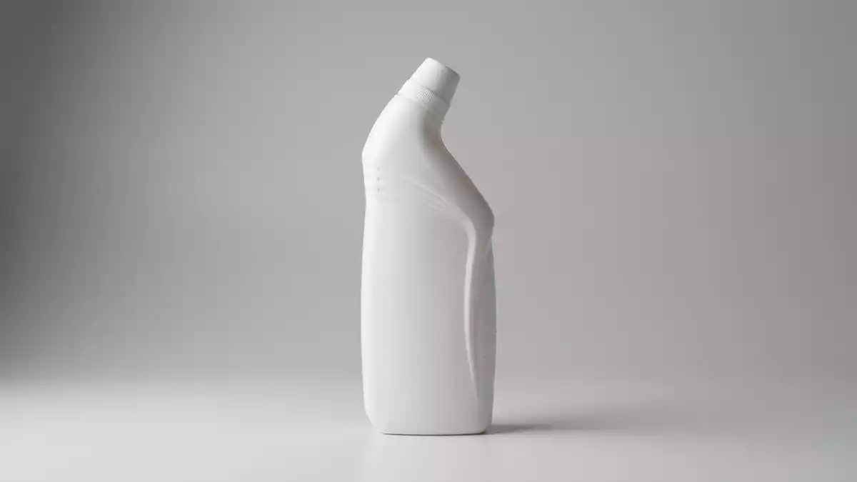 Fotorealistische Studioansicht von WC-Reiniger in neutraler Produktdarstellung
