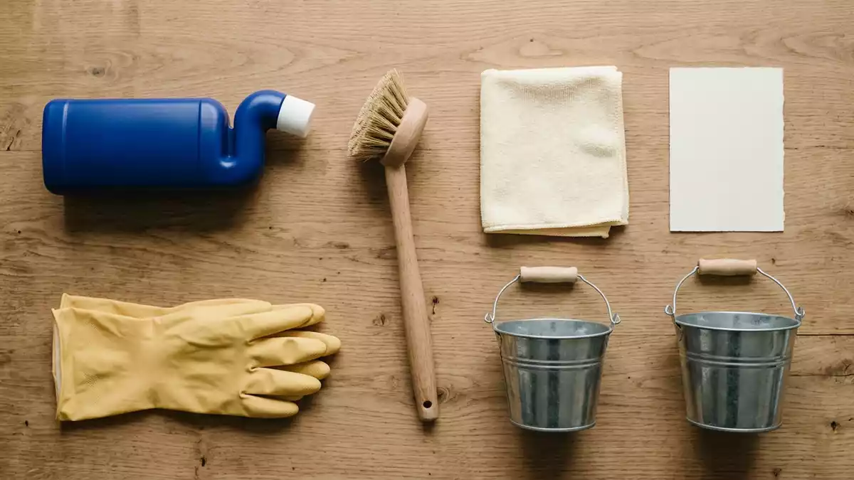 Flatlay-Arrangement rund um WC-Reiniger mit passenden Requisiten von oben, neutral