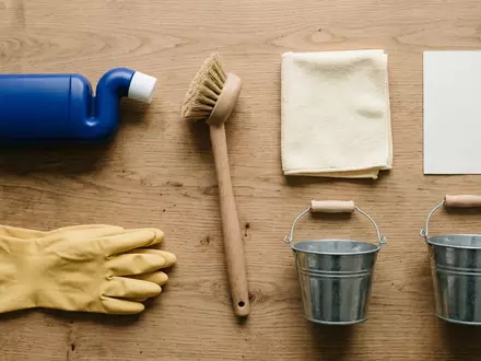Flatlay-Arrangement rund um WC-Reiniger zum Thema Domestos WC-Reiniger Power 5, weiches Oberlicht - Foto: THN