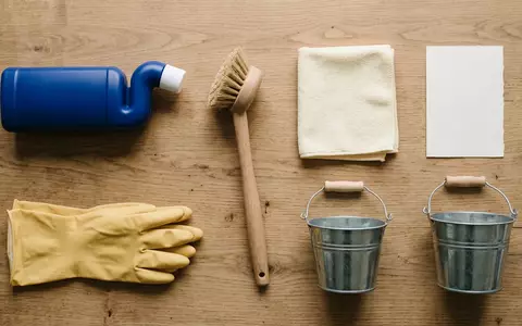 Flatlay-Arrangement rund um WC-Reiniger zum Thema Domestos WC-Reiniger Power 5, weiches Oberlicht - Foto: THN