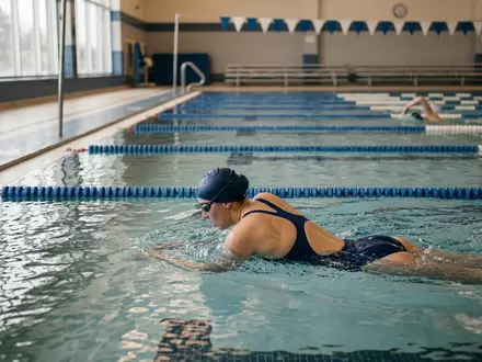 Fotorealistische Aufnahme von Badeanzug im Hallenbad zum Thema Under Armour Damen HeatGear, natuerliches Licht - Foto: THN