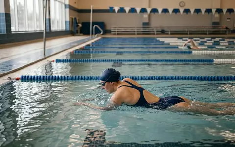 Fotorealistische Aufnahme von Badeanzug im Hallenbad zum Thema Under Armour Damen HeatGear, natuerliches Licht - Foto: THN