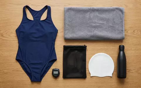 Flatlay-Arrangement rund um Badeanzug zum Thema Under Armour Damen HeatGear, weiches Oberlicht - Foto: THN