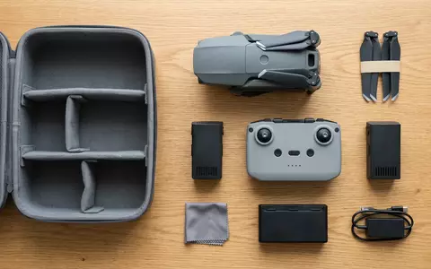 Flatlay-Arrangement rund um Kameradrohne zum Thema Holy Stone HS360S, weiches Oberlicht, sachlich dargestellt - Foto: THN