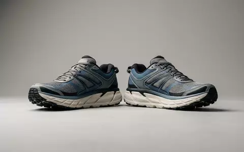 Fotorealistische Studioaufnahme von Laufschuhe zum Thema Hoka Bondi 8 Laufschuhe, klare Lichtfuehrung - Foto: THN