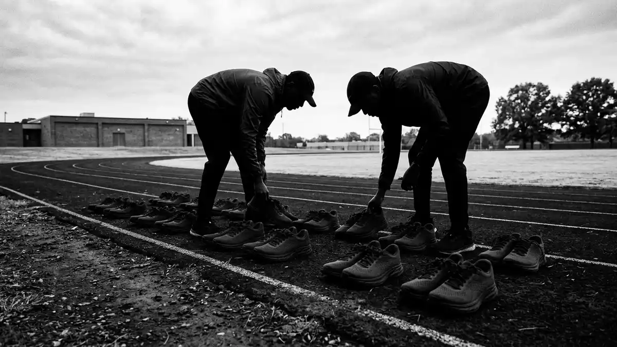 Schwarzweiss-Reportagebild mit Laufschuhe in dokumentarischer Arbeitsumgebung, neutral