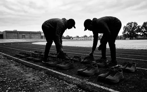 Schwarzweiss-Reportage mit Laufschuhe zum Thema Hoka Bondi 8 Laufschuhe, hoher Kontrast, sachlich dargestellt - Foto: THN