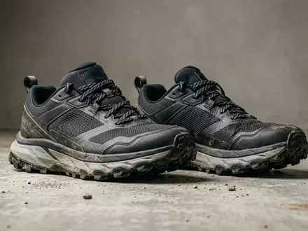 Fotorealistische Studioaufnahme von Traillaufschuhe zum Thema Hoka Speedgoat 6 Trailschuhe, klare Lichtfuehrung - Foto: THN