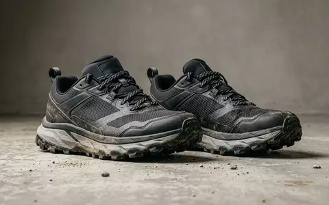 Fotorealistische Studioaufnahme von Traillaufschuhe zum Thema Hoka Speedgoat 6 Trailschuhe, klare Lichtfuehrung - Foto: THN