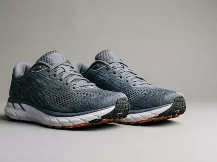 Fotorealistische Studioaufnahme von Laufschuhe zum Thema Hoka Clifton 9 Laufschuhe, klare Lichtfuehrung - Foto: THN