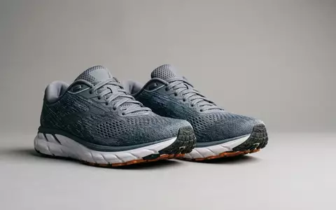 Fotorealistische Studioaufnahme von Laufschuhe zum Thema Hoka Clifton 9 Laufschuhe, klare Lichtfuehrung - Foto: THN