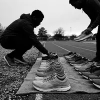 Schwarzweiss-Reportage mit Laufschuhe zum Thema Hoka Clifton 9 Laufschuhe, hoher Kontrast, sachlich dargestellt - Foto: THN
