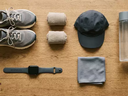 Flatlay-Arrangement rund um Laufschuhe zum Thema Hoka Clifton 9 Laufschuhe, weiches Oberlicht - Foto: THN