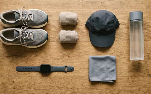 Flatlay-Arrangement rund um Laufschuhe zum Thema Hoka Clifton 9 Laufschuhe, weiches Oberlicht - Foto: THN