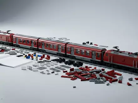 Fotorealistische Studioaufnahme von Zugbausatz zum Thema LEGO Harry Potter Hogwarts, klare Lichtfuehrung - Foto: THN