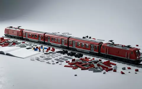 Fotorealistische Studioaufnahme von Zugbausatz zum Thema LEGO Harry Potter Hogwarts, klare Lichtfuehrung - Foto: THN
