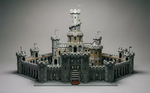 Fotorealistische Studioaufnahme von Schlossbausatz zum Thema LEGO Harry Potter Hogwarts, klare Lichtfuehrung - Foto: THN