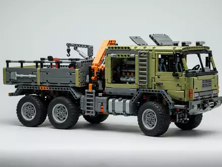 Fotorealistische Studioaufnahme von Fahrzeugbausatz zum Thema LEGO Technic Land Rover, klare Lichtfuehrung - Foto: THN
