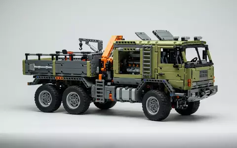 Fotorealistische Studioaufnahme von Fahrzeugbausatz zum Thema LEGO Technic Land Rover, klare Lichtfuehrung - Foto: THN