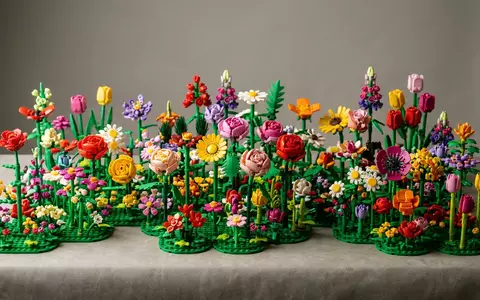 Fotorealistische Studioaufnahme von Blumenbausatz zum Thema LEGO Icons Botanisches Set, klare Lichtfuehrung - Foto: THN