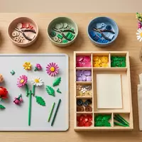 Flatlay-Arrangement rund um Blumenbausatz zum Thema LEGO Icons Botanisches Set, weiches Oberlicht - Foto: THN