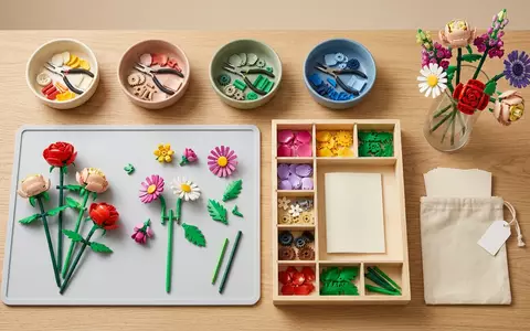 Flatlay-Arrangement rund um Blumenbausatz zum Thema LEGO Icons Botanisches Set, weiches Oberlicht - Foto: THN