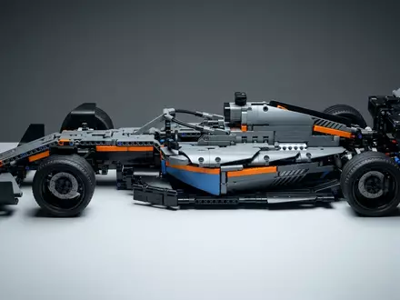Fotorealistische Studioaufnahme von Fahrzeugbausatz zum Thema LEGO Technic Porsche 911, klare Lichtfuehrung - Foto: THN
