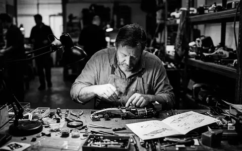 Schwarzweiss-Reportage mit Fahrzeugbausatz zum Thema LEGO Technic Porsche 911, hoher Kontrast, sachlich dargestellt - Foto: THN
