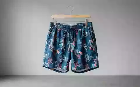 Fotorealistische Studioaufnahme von Badeshorts zum Thema Shiwi Herren Badeshorts Solid, klare Lichtfuehrung - Foto: THN
