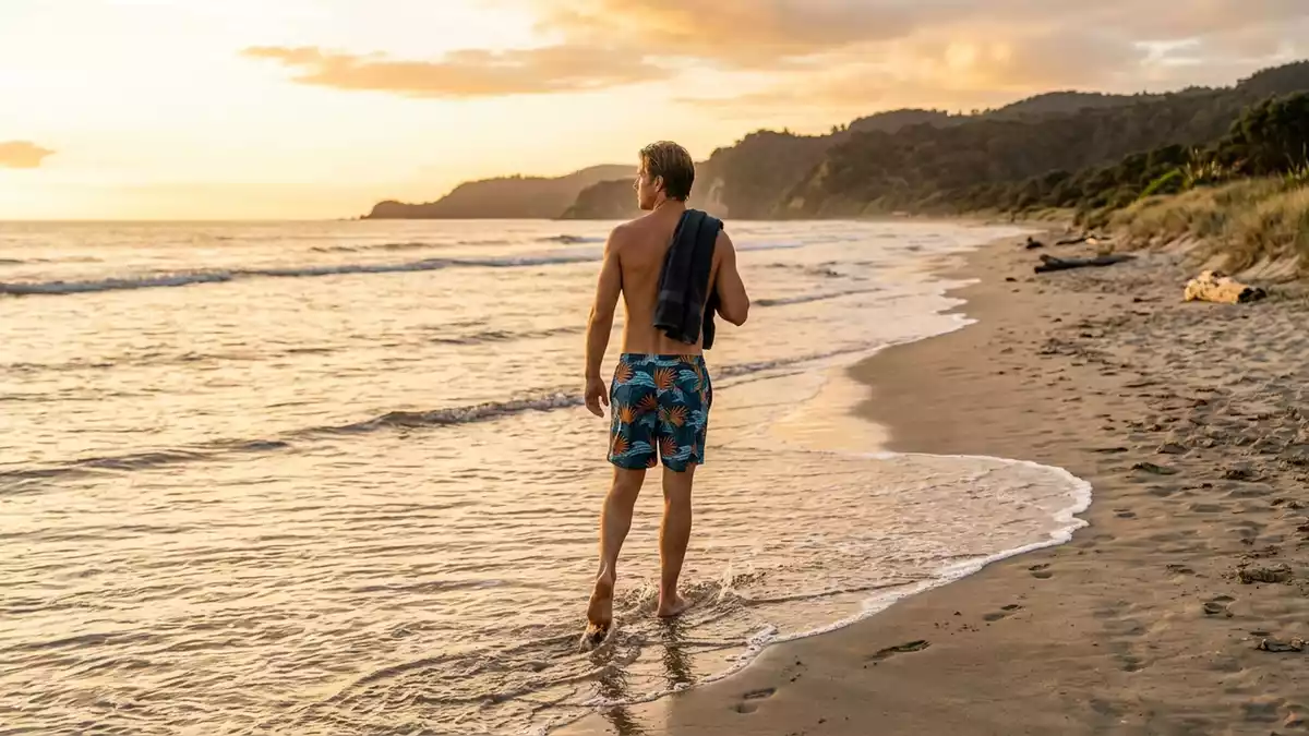 Fotorealistische Ansicht von Badeshorts am Strand in warmem Abendlicht, neutral