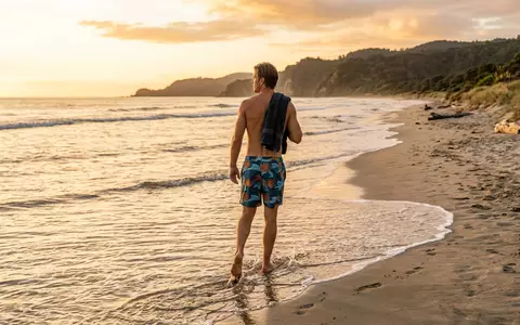 Fotorealistische Aufnahme von Badeshorts am Strand zum Thema Shiwi Herren Badeshorts Solid, warmes Abendlicht - Foto: THN
