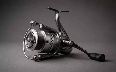 Fotorealistische Studioaufnahme von Spinnrolle zum Thema Shimano Sienna FE 2500, klare Lichtfuehrung - Foto: THN