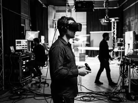 Schwarzweiss-Reportage mit Datenbrille zum Thema Shiftall MeganeX superlight VR-Headset, hoher Kontrast, sachlich dargestellt - Foto: THN