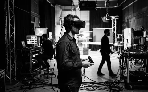 Schwarzweiss-Reportage mit Datenbrille zum Thema Shiftall MeganeX superlight VR-Headset, hoher Kontrast, sachlich dargestellt - Foto: THN