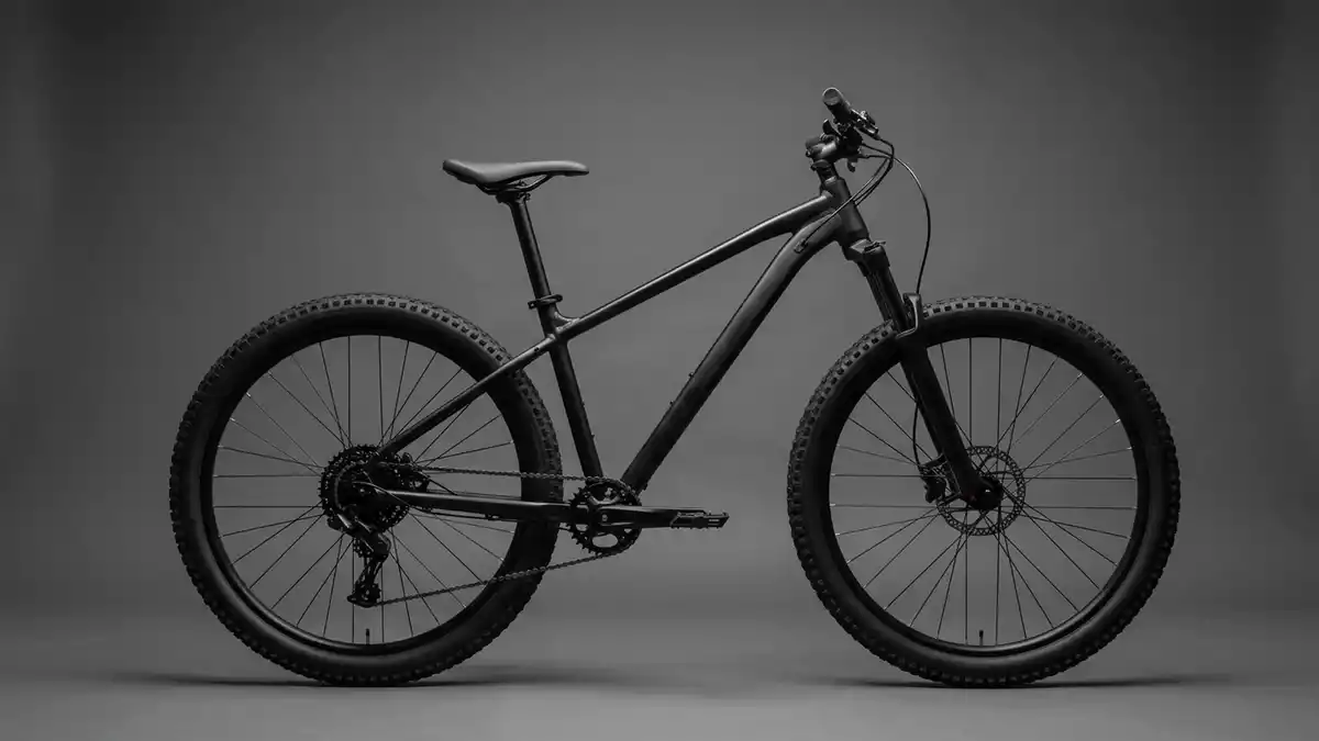 Fotorealistische Studioansicht von Mountainbike in neutraler Produktdarstellung
