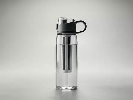 Fotorealistische Studioaufnahme von Filterflasche zum Thema BRITA Fill&Go Active 600ml, klare Lichtfuehrung - Foto: THN