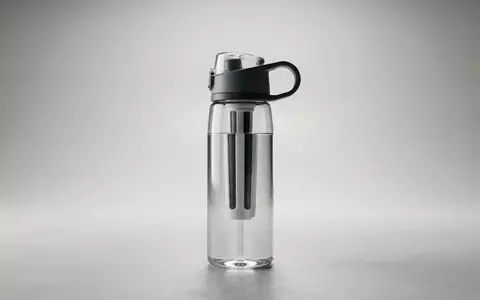 Fotorealistische Studioaufnahme von Filterflasche zum Thema BRITA Fill&Go Active 600ml, klare Lichtfuehrung - Foto: THN