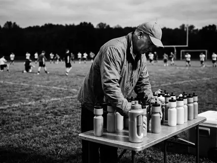 Schwarzweiss-Reportage mit Filterflasche zum Thema BRITA Fill&Go Active 600ml, hoher Kontrast, sachlich dargestellt - Foto: THN