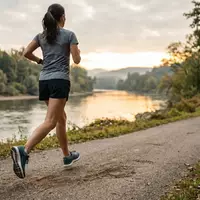 Fotorealistische Aufnahme von Laufschuhe am Flussufer zum Thema Brooks Ghost 16 Laufschuhe, natuerliches Licht - Foto: THN