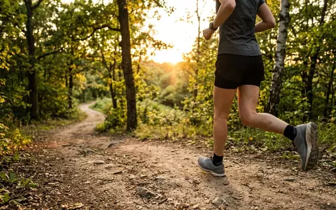 Fotorealistische Aufnahme von Laufschuhe im Park zum Thema Brooks Ghost 16 Laufschuhe, warmes Abendlicht - Foto: THN
