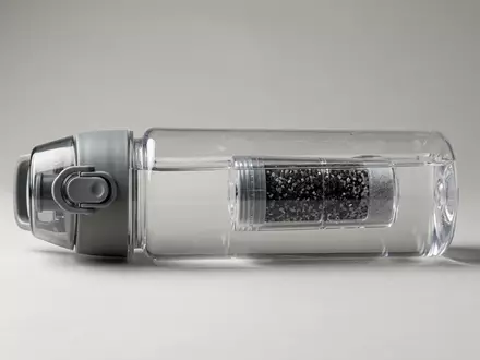 Fotorealistische Studioaufnahme von Filterflasche zum Thema BRITA Active Trinkflasche mit, klare Lichtfuehrung - Foto: THN